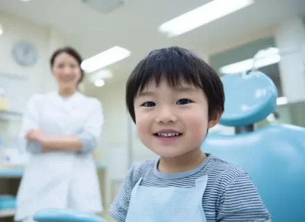 子どもの虫歯予防に歯医者のフッ素塗布は必須?メリットと注意点